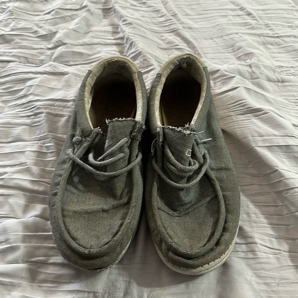 Men’s size 8 gray Hey Dude Wally.